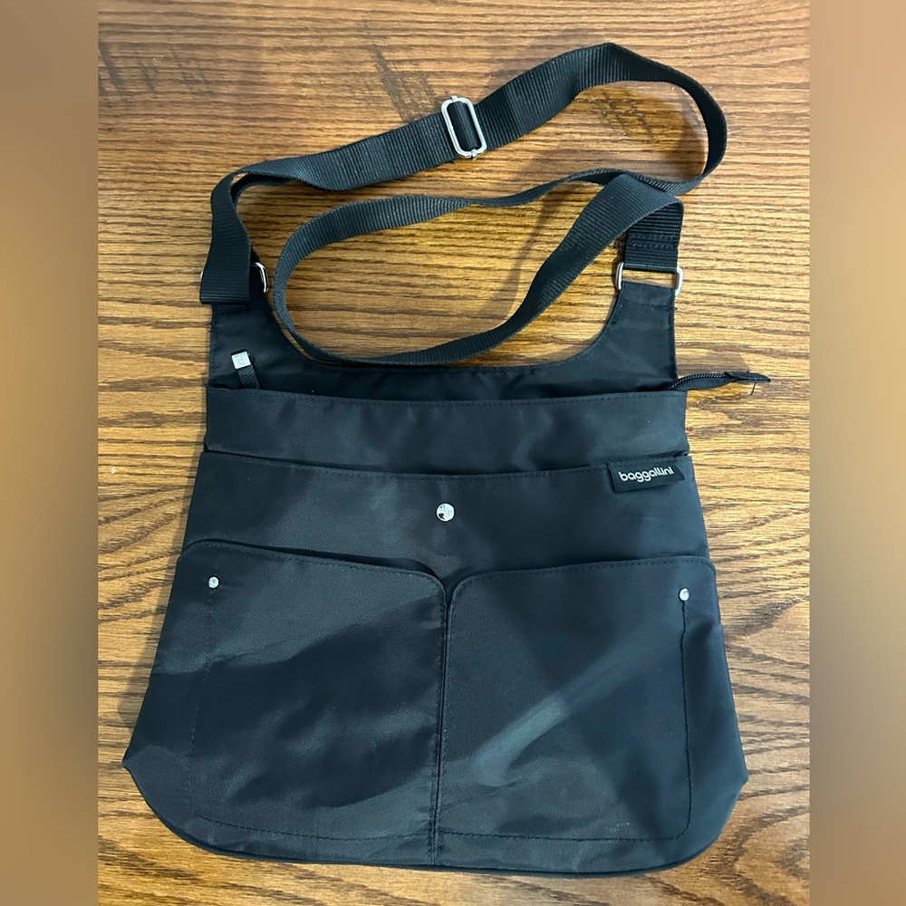 Baggalini cross body bag